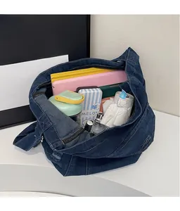 Vue intérieure du sac cabas en denim bleu montrant un grand espace de rangement quotidien