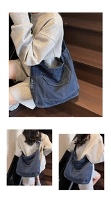 Détail du sac cabas en jean bleu foncé avec bords effilochés et grande poche avant