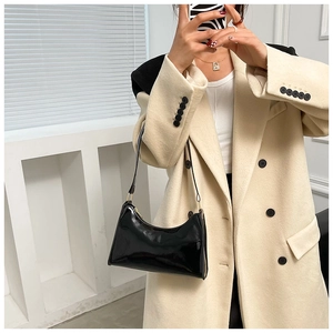 Selfie miroir montrant le sac baguette pour femme en cuir verni noir brillant