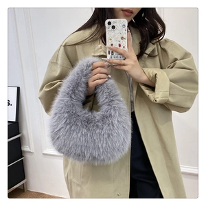 Selfie miroir montrant le sac à main en fausse fourrure grise dans une scène moderne