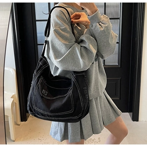 Grand sac fourre-tout en denim noir avec surpiqûres blanches contrastées pour le quotidien