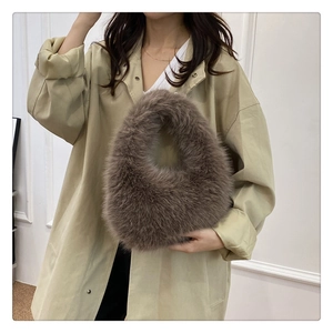 Gros plan détaillé d'un sac à main en fausse fourrure gris-brun avec une texture hobo douce