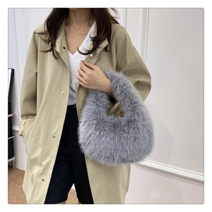 Gros plan sur la texture du sac à main en fausse fourrure grise avec tenue d'automne