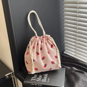 Rosa Cord-Beuteltasche mit Erdbeerdruck, Kordelzug und weißem gewebtem Griff