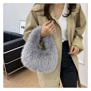 Vue détaillée de la texture douce du sac à main en fausse fourrure grise et son aspect peluche