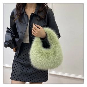 Détail de la texture douce en fausse fourrure vert clair et la silhouette du sac hobo
