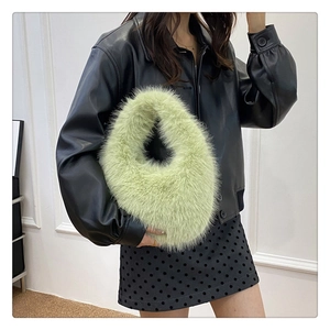 Sac à main en peluche vert sauge tendance avec une veste en cuir noir et une jupe à pois