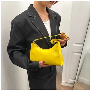 Vue détaillée du sac baguette jaune brillant avec une finition ultra-lisse et des coutures