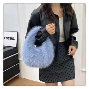 Gros plan sur un sac à main en fausse fourrure bleu clair à texture moelleuse