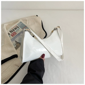 Détail du sac baguette en cuir verni blanc avec fermeture éclair et bandoulière assortie