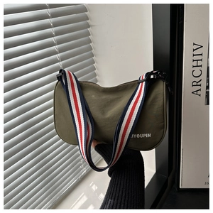 Dettaglio borsa hobo in nylon verde oliva con ampia tracolla sportiva a strisce tricolori
