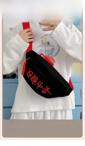 Detail van de crossbody tas met rood Ri Jin Dou Jin borduursel en rode schouderband