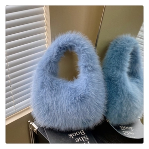 Détail de la texture en fausse fourrure bleu clair et de la matière douce du sac à main