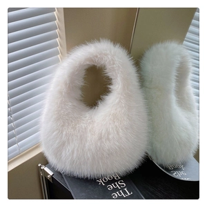Gros plan sur la texture en fausse fourrure blanche et l'anse du sac à main peluche