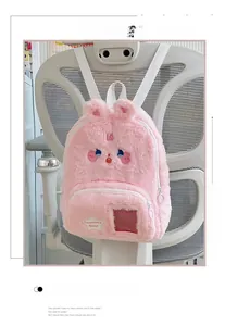 Détail du sac à dos lapin rose en peluche avec broderie cartoon et texture en fausse fourrure