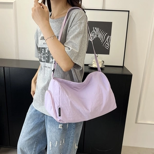 Sac fourre-tout minimaliste en nylon violet clair pour les loisirs et les déplacements