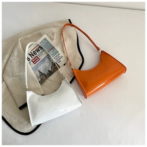 Vue de dessus des sacs baguette en cuir verni brillant orange vif et blanc pur