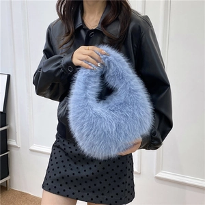 Sac à main chic en fausse fourrure bleu clair pour femmes avec une texture douce et moelleuse