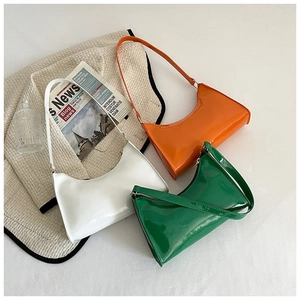 Trois sacs baguette brillants en blanc, orange et vert dans un style chic français