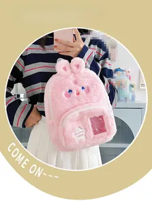 Détail du sac à dos lapin en peluche rose avec fourrure douce et poche transparente