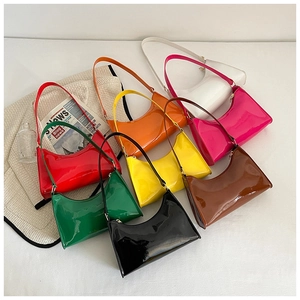 Vue à plat de sacs baguette en cuir verni coloré avec finition brillante et style moderne