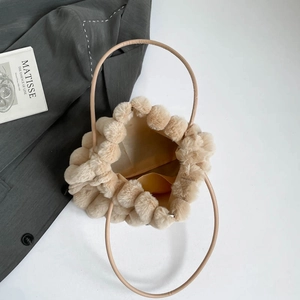 Detailansicht der flauschigen Plüsch-Tasche mit Innenfutter und schicken Ledergriffen