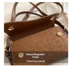 Détail du sac vintage en cuir marron avec daim imprimé léopard et fermoirs aimantés dorés