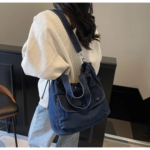 Détail du grand sac cabas en denim avec cordon de serrage et bandoulière ajustable