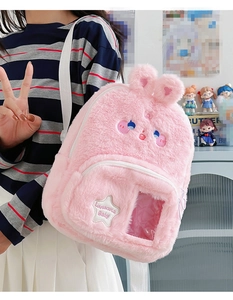 Détail du sac à dos lapin en peluche rose avec poche avant transparente en PVC zippée