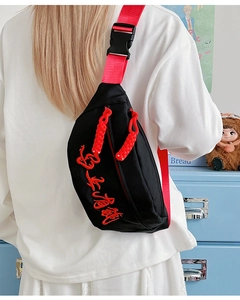 Detail der rot-schwarzen Canvas-Umhängetasche mit Stickerei und Nylon-Schultergurt
