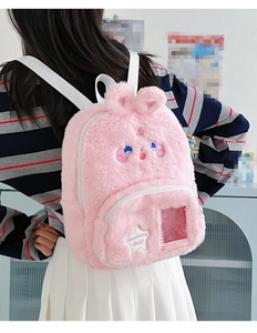 Détail du sac à dos lapin en peluche rose avec broderie et une pochette en PVC clair