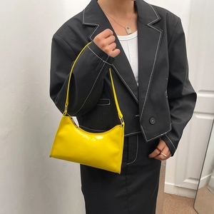 Sac baguette femme minimaliste en cuir verni jaune vif avec une finition brillante