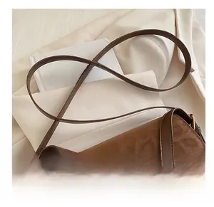 Détail du sac sous le bras léopard marron avec fine bandoulière en cuir et texture suédée