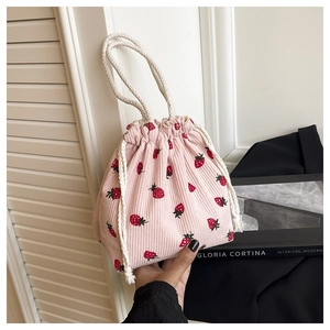 Detailaufnahme der rosa Cord-Beuteltasche mit Erdbeerdruck und Baumwollkordelgriffen