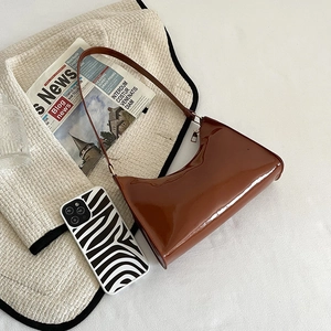 Sac baguette sous les aisselles en cuir verni marron chic pour mode féminine sobre