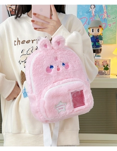 Détail du sac à dos peluche lapin rose avec broderies cartoon et fenêtre à étoiles