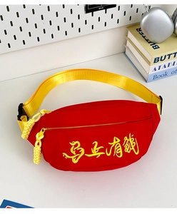 Detailaufnahme der roten Canvas-Gürteltasche mit gelber Stickerei und Webriemen