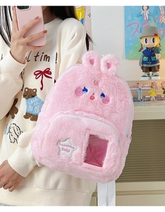Détail du sac à dos lapin en peluche rose avec poche transparente et broderie étoilée