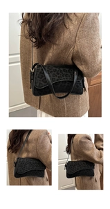 Détails du sac à bandoulière léopard en laine avec ferrures dorées et sangle noire
