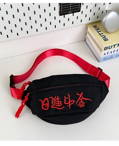 Detail der schwarzen Canvas-Gürteltasche mit roter Bestickung und verstellbarem Riemen