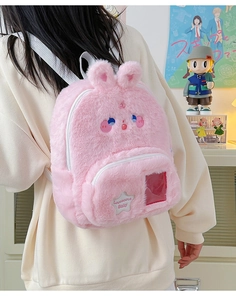 Détail du sac à dos lapin en peluche rose avec broderie mignonne et poche transparente
