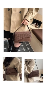 Détail du sac bandoulière léopard avec texture mate et design minimaliste élégant