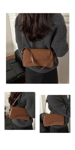 Détail d'un sac bandoulière léopard marron avec rabat ondulé et bandoulière fine