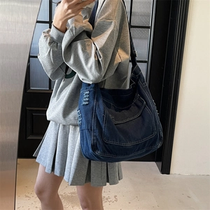 Sac fourre-tout en denim bleu foncé rétro avec grandes poches et détails de coutures