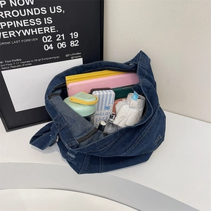 Grand sac fourre-tout en jean bleu avec tablette et cosmétiques pour un usage quotidien