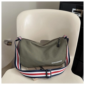 Dettaglio borsa a tracolla verde oliva con tracolla a righe e logo KEAIYOUPIN stampato