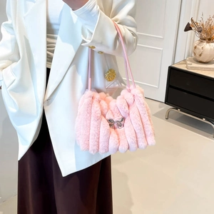 Detailaufnahme einer flauschigen rosa Kunstpelz-Tote-Bag mit silberner Schleife
