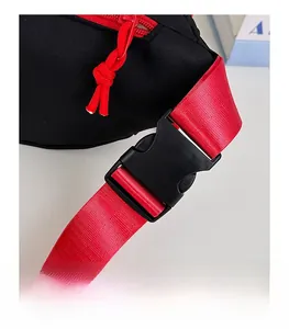 Detailopname van de nylon band met hoge dichtheid en de duurzame plastic gesp op de tas