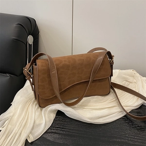 Sac à bandoulière marron élégant en laine avec rabat léopard sur fond de soie