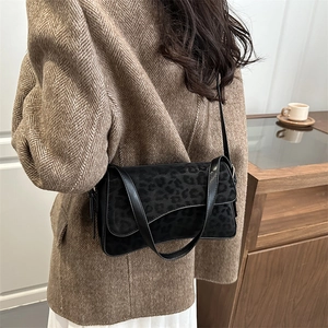 Sac bandoulière tendance pour femme à motif léopard avec bandoulière noire et style rétro